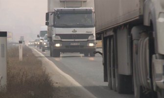 Migrant spriječen da izađe iz Srbije sakriven ispod šasije kamiona