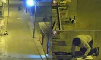 Snimak koji slama srce: Dječak radi domaći ispod ulične rasvjete (VIDEO)