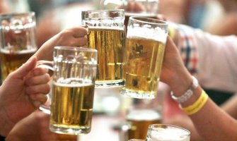 Trećina šestnaestogodišnjaka popije u jednoj prilici pet alkoholnih pića