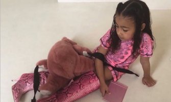 Kćerka Kim Kardašijan plače jer ne može napolje u čizmama od 1.500 eura (VIDEO)