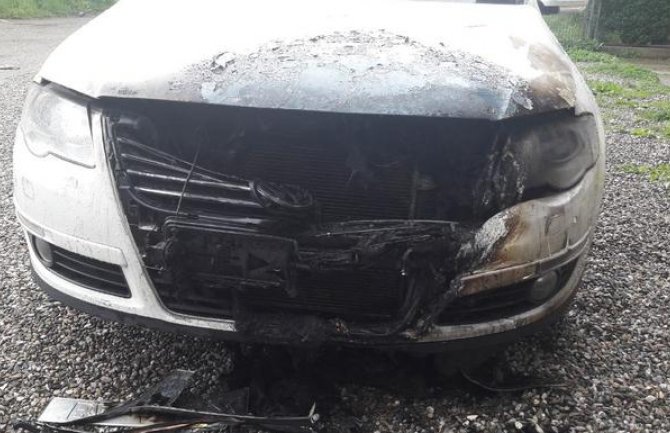 U Beranama zapaljen automobil, vlasnik našao flašu sa benzinom pored vozila (FOTO)