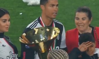 Ronaldo peharom udario sina u glavu(VIDEO)