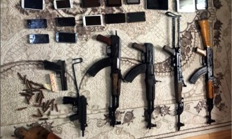 PG: U štek stanu pronađene 4 automatske puške, pištolji, veća količina municije, uhapšen 21-godišnjak