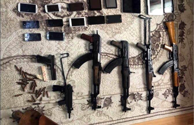 PG: U štek stanu pronađene 4 automatske puške, pištolji, veća količina municije, uhapšen 21-godišnjak