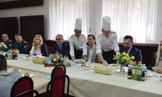 Učenici spremali pasulj sa vojnim kuvarima, probao i ministar Bošković(FOTO)