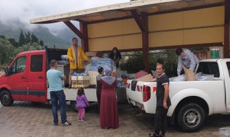 Bar: Siromašnim porodicama dijelio pakete s namirnicama