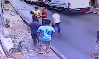 Dvogodišnja djevojčica pala sa drugog sprata, mladić uspio da je uhvati  (VIDEO)