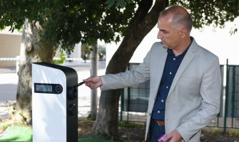 Na Teslin rođendan Tivat dobio prvu stanicu za punjenje električnih vozila na javnom parkingu