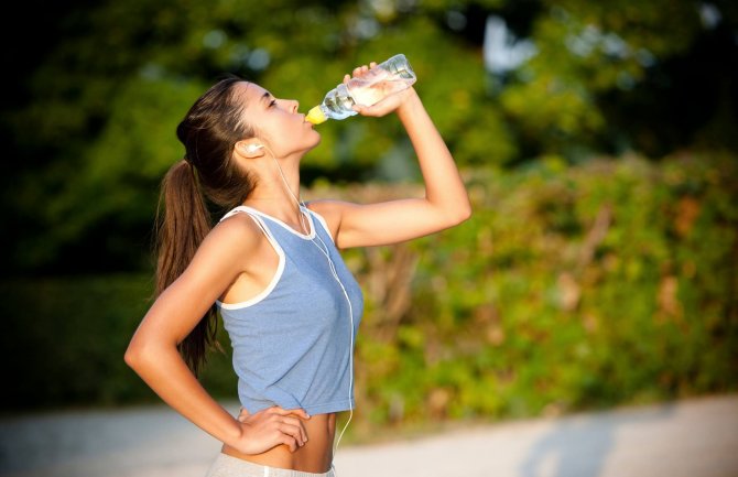 Pet znakova da ne pijete dovoljno vode