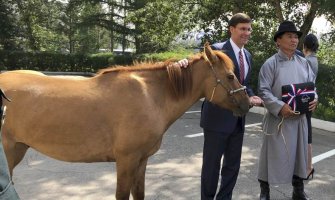 Američki ministar odbrane u Mongoliji dobio konja na poklon