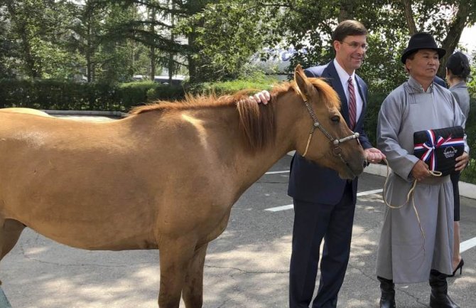 Američki ministar odbrane u Mongoliji dobio konja na poklon