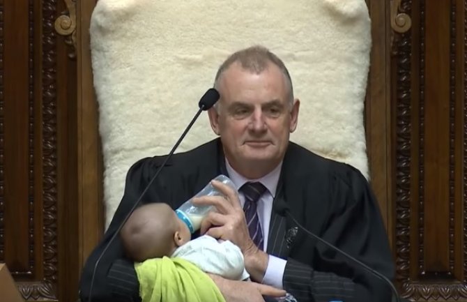Novi Zeland: Predsjednik parlamenta u toku rasprave hranio bebu(VIDEO)