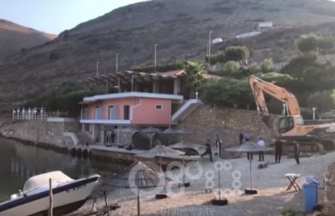 Albanija: Vlasti srušile restoran čiji je vlasnik prošle nedelje napao turiste (VIDEO)