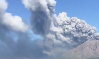 Eruptirao jedan od najaktivnijih japanskih vulkana: Oblak pepela do 4000 metara iznad vulkana (VIDEO)