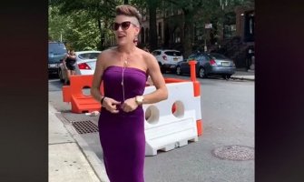Postala senzacija na internetu: Žena na ulici pokazuje kako jednu haljinu nositi na čak 8 različitih načina (VIDEO)