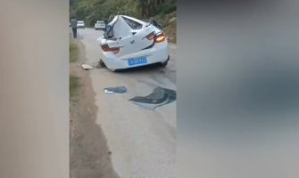 Prevario smrt: Stijena smrskala auto u pokretu, vozač nepovrijeđen(VIDEO)