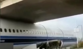 Pilot uspio da za kratko vrijeme izvuče avion ispod mosta (VIDEO)