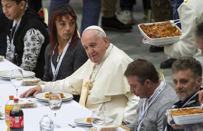 Papa ugostio 1500 beskućnika i siromašnih