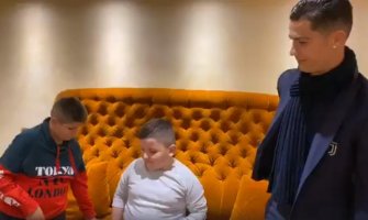 Ronaldo i Bufon obradovali albanske dječake koji su izgubili voljene u zemljotresu (VIDEO)