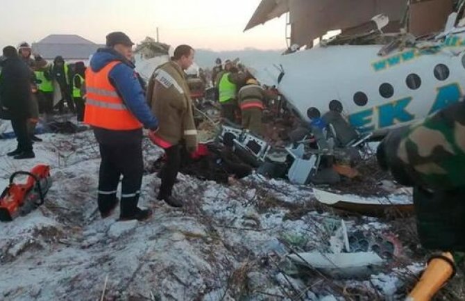 Putnički avion pao odmah po polijetanju,probio ogradu pa udario u zgradu: Najmanje 15 mrtvih(VIDEO)