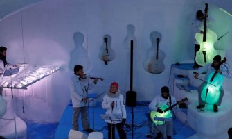 Festival u Italiji gdje muzičari sviraju na instrumentima napravljenim od leda (FOTO)