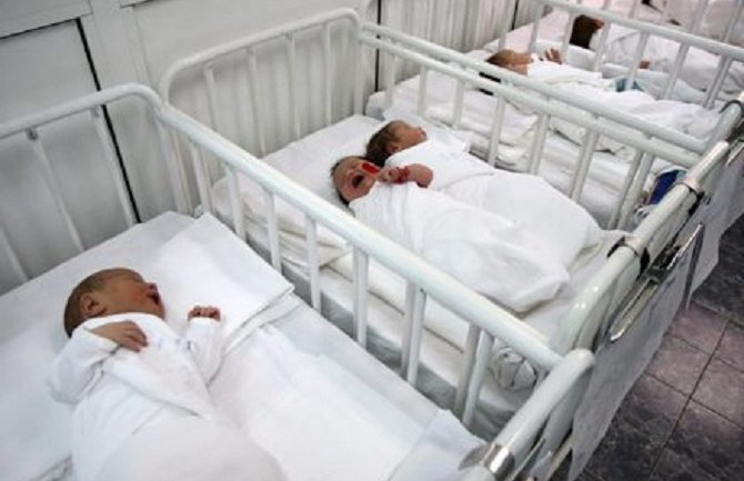 Grčka vlada za svako novorođenče isplaćuje 2.000 eura