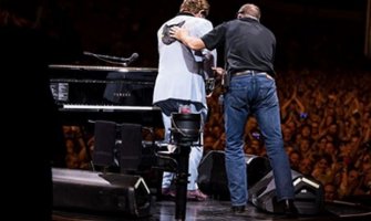 Elton Džon izgubio glas, na ivici suza napustio koncert: Razočaran sam i duboko uznemiren