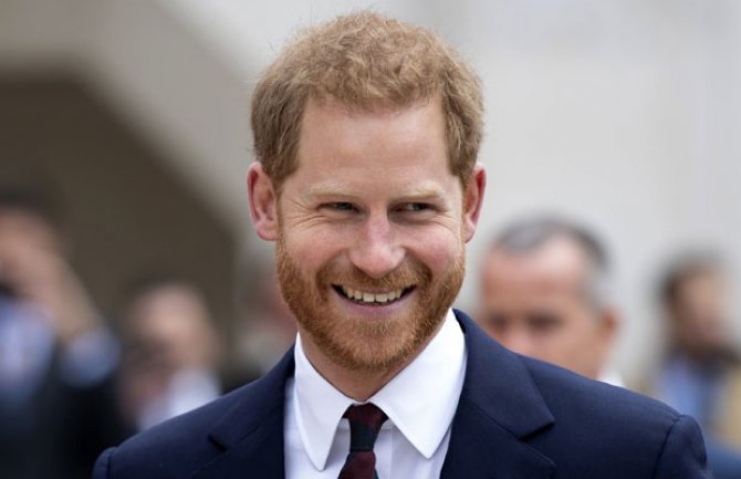 Princ Hari stigao u London poslije vijesti o teškoj bolesti kralja Čarlsa Trećeg