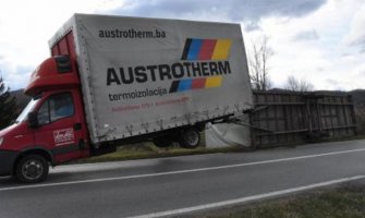 Hrvatska: Vjetar prevrnuo prikolicu kamiona