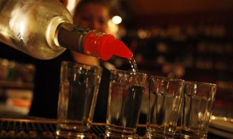 Kazne 2.000 eura zbog točenja alkohola maloljetnicima