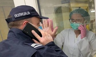 Ljubav policajca i medicinske sestre u doba korone: Fotografija iz Srbije obišla region