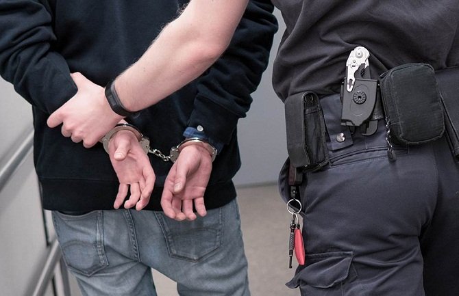 Policija zaustavila muškarca tokom policijskog časa i pronašla 29 psihoaktivnih tableta