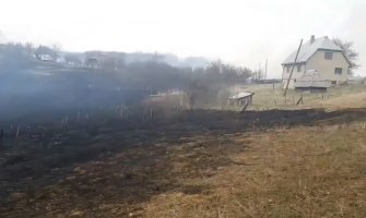 Vatrogasci i vojska ponovo gase vatru u Matarugama: Jedva spasili na desetine objekata i seosko groblje(VIDEO)