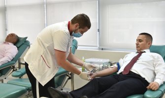 Veljović i sa saradnicima dobrovoljno dao krv: Davalaštvo bilježi pad preko 60%