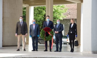 Predstavnici Glavnog grada položili vijenac žrtvama bombardovanja