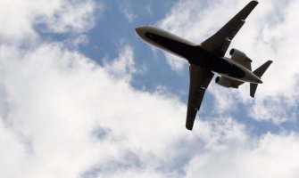 Avion vraćen nazad, pilot pozitivan na koronavirus