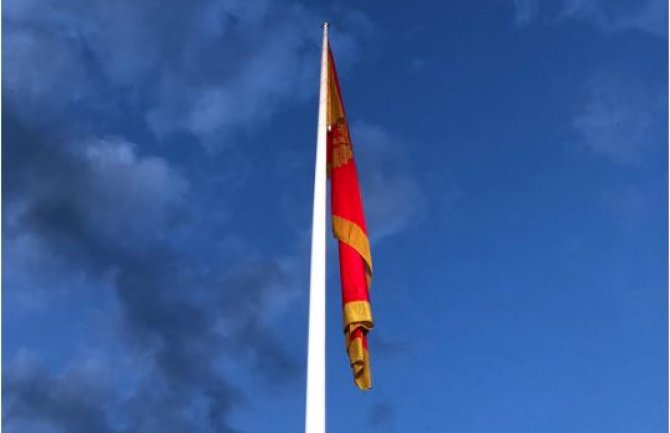 Crnogorska zastava se vijori iznad Skalina na jarbolu od 14 metara