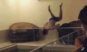 Rođendansko slavlje jednog Rusa završeno u bolnici: Skakao u bazen  kroz prozor (VIDEO)