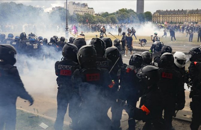 Širom Francuske neredi: Bogati se testiraju, siromašni sukobljavaju sa policijom