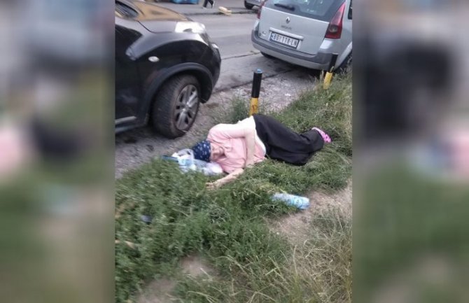 Srbija: Žena od 80 godina ostavljena ispred bolnice da leži na travi