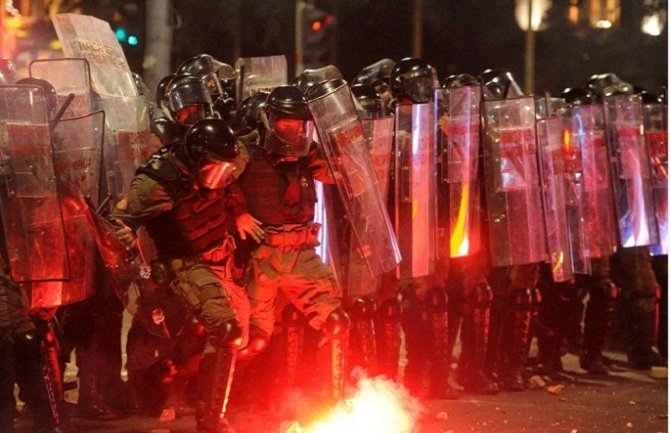 Sinoćni protesti u Beogradu izazvali nerede: Demonstranti gađali kamenicama, flašama, povrijeđeni novinari (FOTO)