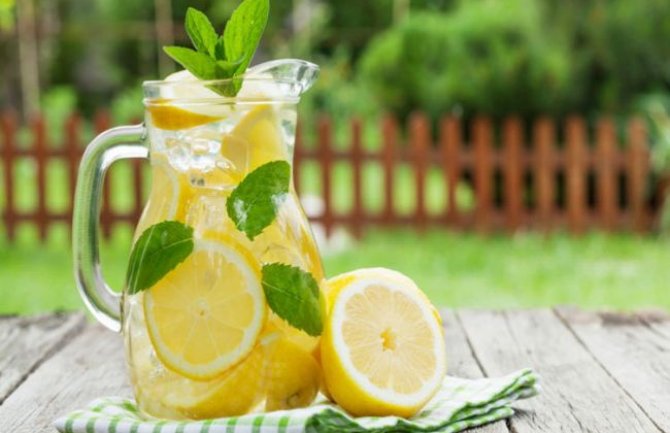 Voda s limunom ima više prednosti, a evo koliko smijete da pijete dnevno