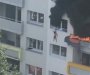 Dva dječaka iskočila iz zapaljenog stana, pa pala u naručje prolaznika (VIDEO)