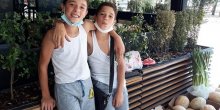Braća blizanci (13) u Podgorici prodaju pipune i praziluk