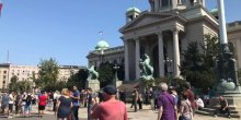 Protest u Beogradu: Građani gađali jajima i paradajzom zgradu Skupštine (FOTO)