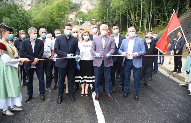Premijer svečano pustio u saobraćaj put od Bistrice do manastira Podvrh(VIDEO)