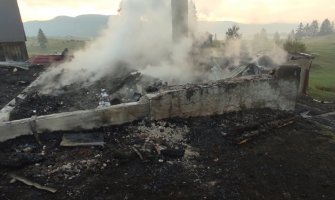 Izgorjela kuća i pomoćni objekti