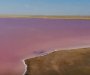  Vlasti zabranile ljudima pristup na ružičastom jezeru: Oštetili ga zbog glasina da blato iz njega liječi koronu