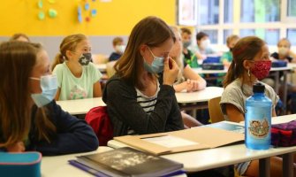 Više od 1.000 roditelja peticijom tražilo da djeca ne nose maske u učionicama