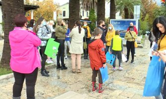 Roditelji protestovali u Budvi: Nezadovoljni načinom izvođenja nastave